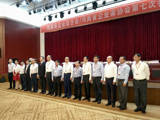 集團公司黨委書(shū)記、董事長(cháng)李躍民當選省企業(yè)聯(lián)合會(huì )、企業(yè)家協(xié)會(huì )副會(huì )長(cháng)